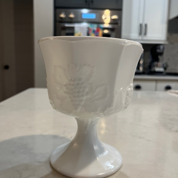 Beautiful vintage milk glass compote dish. - Picture 3 of 7